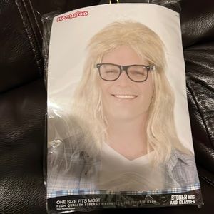 Stoner wig and glasses